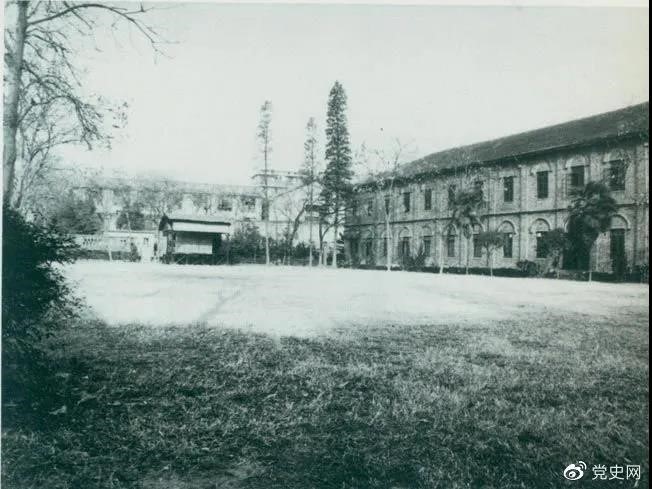 　　1927年3月18日，毛澤東出席在武昌舉行的河南武裝農(nóng)民代表大會，并作湖南農(nóng)運狀況報告。圖為大會會場——武昌農(nóng)講所大操場。