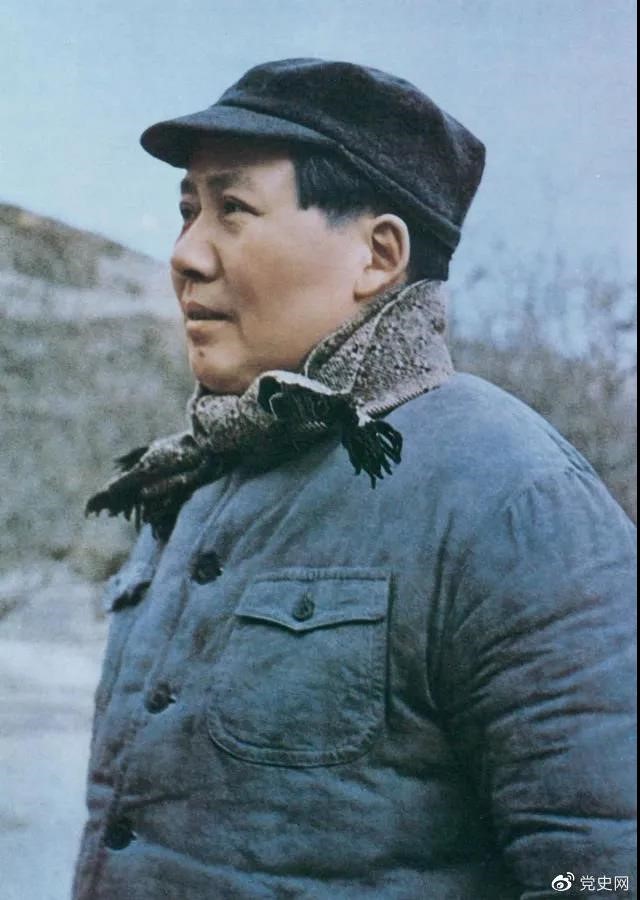 　　1947年3月18日，中共中央機關(guān)主動撤離延安。毛澤東和周恩來、任弼時等繼續(xù)留在陜北，指揮全國人民解放戰(zhàn)爭。這是轉(zhuǎn)戰(zhàn)陜北前夕的毛澤東。